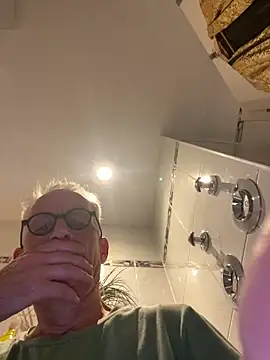 Frank22xx online show from October 6, 2025, 8:39 pm