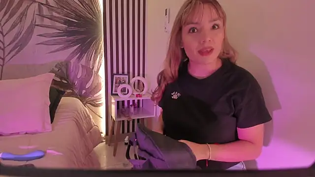 Samaantha-White online show from April 8, 2026, 11:43 am