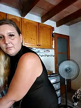 BecciDeluxe online show from September 12, 2025, 12:38 pm