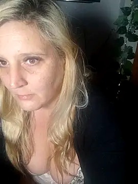 BecciDeluxe online show from March 12, 2026, 11:49 am