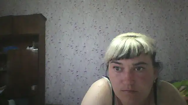 Snapshot of HollyLaBerry chatting on June 5, 2026, 1:06 pm HollyLaBerry online show from June 5, 2026, 1:06 pm