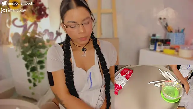 Nicolemorelli2 online show from September 20, 2025, 1:56 pm