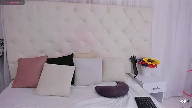 thaliia gomez online show from September 10, 2025, 7:03 pm