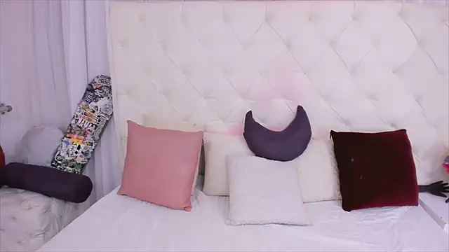 thaliia gomez online show from September 16, 2025, 7:04 pm