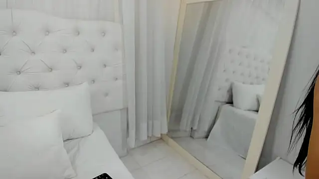 thaliia gomez online show from October 11, 2025, 12:15 pm