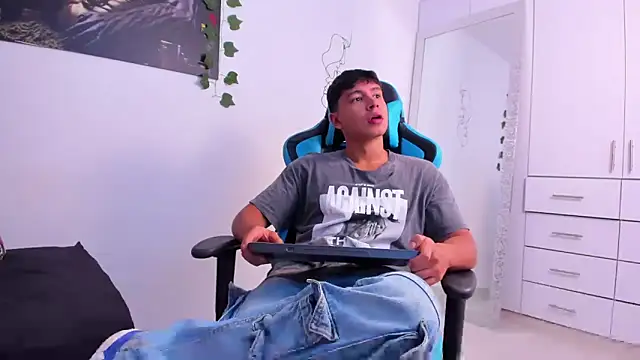 Snapshot of Bray_Kevin chatting on December 13, 2024, 11:28 pm Bray Kevin online show from December 13, 2024, 11:28 pm