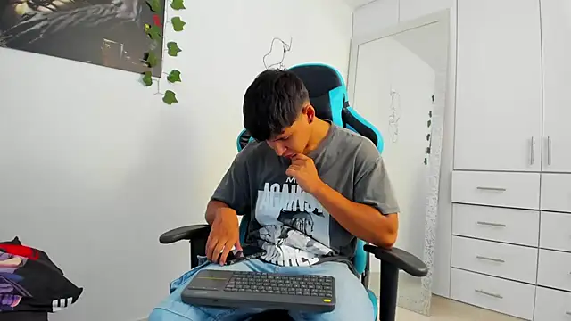 Snapshot of Bray_Kevin chatting on December 14, 2024, 2:53 pm Bray Kevin online show from December 14, 2024, 2:53 pm