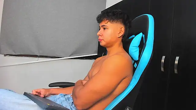 Snapshot of Bray_Kevin chatting on October 22, 2025, 12:44 am Bray Kevin online show from October 22, 2025, 12:44 am