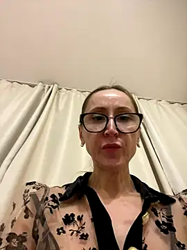 Snapshot of LauraDavis chatting on December 18, 2025, 11:33 pm LauraDavis online show from December 18, 2025, 11:33 pm