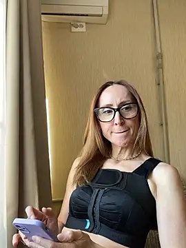 Snapshot of LauraDavis chatting on April 10, 2026, 2:00 pm LauraDavis online show from April 10, 2026, 2:00 pm