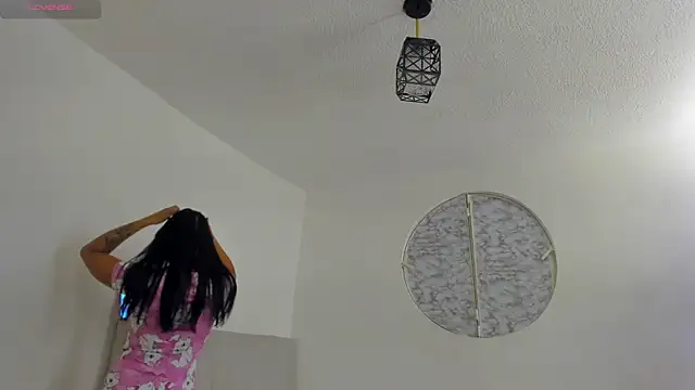 IsabelaVanegas  online show from December 2, 2025, 5:24 am