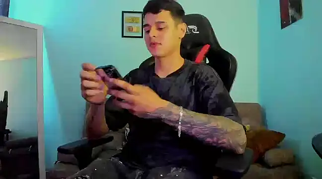 Snapshot of E_Moon chatting on December 18, 2024, 6:43 am E Moon online show from December 18, 2024, 6:43 am