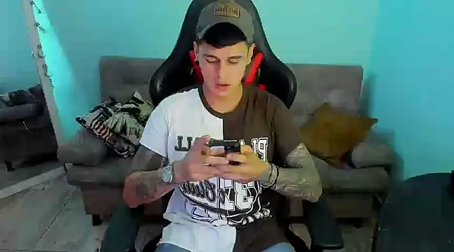 Snapshot of E_Moon chatting on December 30, 2024, 5:04 am E Moon online show from December 30, 2024, 5:04 am