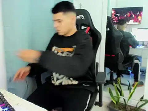 Snapshot of E_Moon chatting on November 4, 2025, 4:22 am E Moon online show from November 4, 2025, 4:22 am