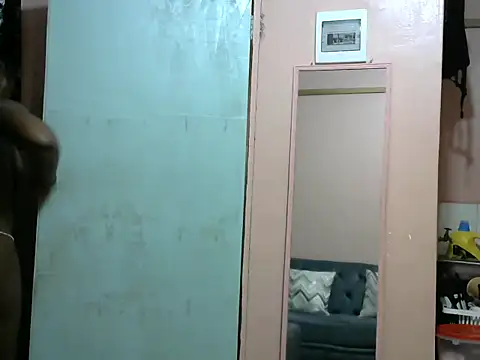 Snapshot of slender-qwene chatting on March 31, 2026, 8:37 am slender-qwene online show from March 31, 2026, 8:37 am