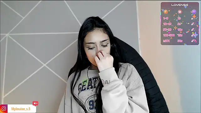 lilylouisee online show from April 2, 2026, 7:22 pm