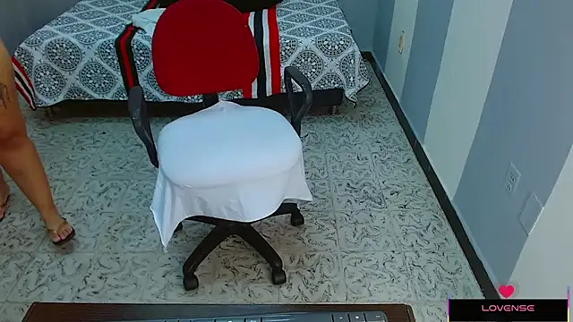 Snapshot of Hazel_donna chatting on February 8, 2025, 6:12 am Hazel donna online show from February 8, 2025, 6:12 am