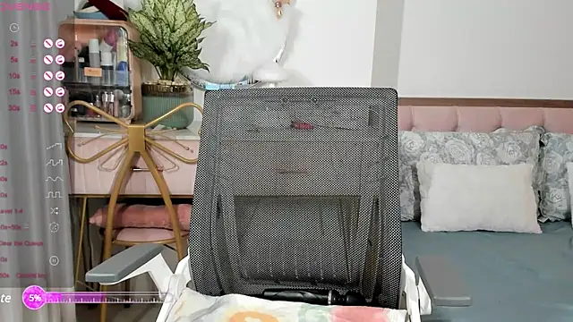  Joliie  online show from February 23, 2025, 8:55 pm