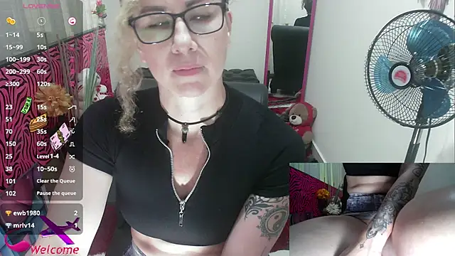 ViickySexy online show from October 21, 2025, 8:20 pm