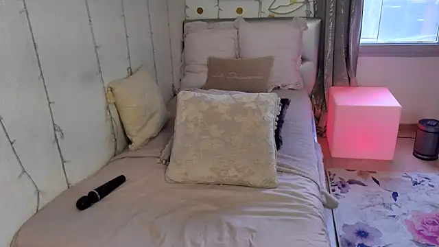 Snapshot of AlicianeFrancaise chatting on April 13, 2026, 9:48 am AlicianeFrancaise online show from April 13, 2026, 9:48 am