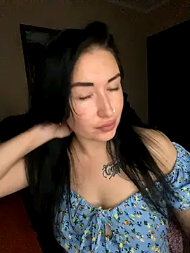 Roxana Bell online show from November 10, 2025, 7:02 pm