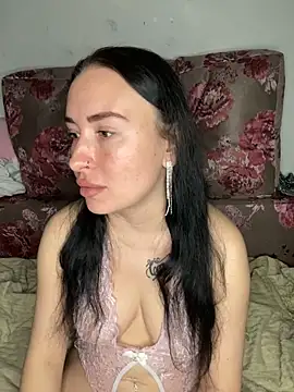 Snapshot of Roxana_Bell chatting on May 5, 2026, 7:11 pm Roxana Bell online show from May 5, 2026, 7:11 pm