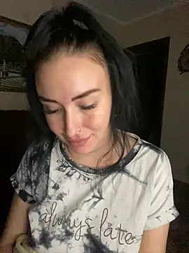 Snapshot of Roxana_Bell chatting on June 3, 2026, 6:35 pm Roxana Bell online show from June 3, 2026, 6:35 pm
