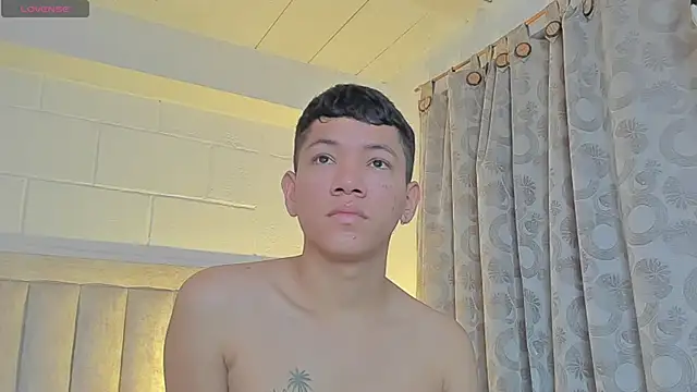 Snapshot of JulianRose_1 chatting on January 23, 2025, 10:54 am JulianRose 1 online show from January 23, 2025, 10:54 am
