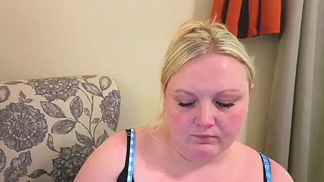 Snapshot of PhatAssBlond chatting on April 29, 2026, 10:49 pm PhatAssBlond online show from April 29, 2026, 10:49 pm