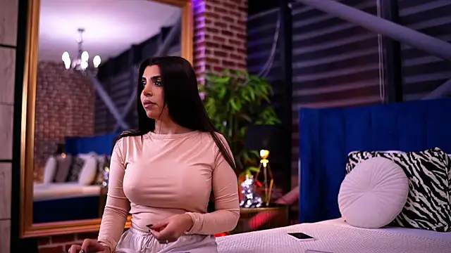 NicoleCellini online show from November 22, 2025, 6:40 pm