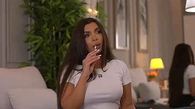 NicoleCellini online show from April 7, 2026, 6:30 pm