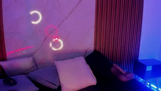 Emiilycollins online show from November 13, 2025, 2:43 am