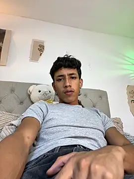 Ostin18hot online show from December 3, 2025, 5:15 am