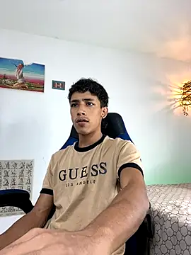 Ostin18hot online show from December 5, 2025, 4:21 am