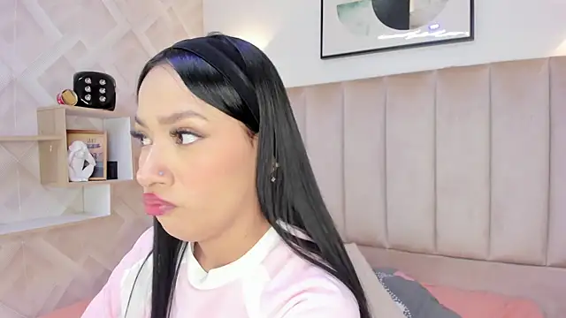 Snapshot of Anniie_Queen chatting on April 1, 2026, 3:07 am Anniie Queen online show from April 1, 2026, 3:07 am