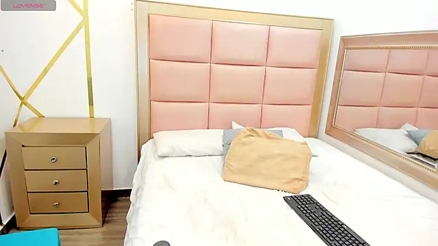 Snapshot of Mady-Edwards chatting on January 28, 2025, 4:08 am Mady-Edwards online show from January 28, 2025, 4:08 am