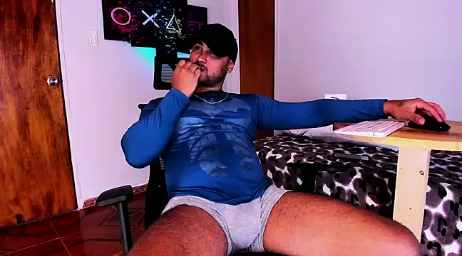 Snapshot of Sebas-hott chatting on January 4, 2025, 6:19 am Sebas-hott online show from January 4, 2025, 6:19 am