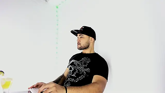 Snapshot of Sebas-hott chatting on September 14, 2025, 10:42 pm Sebas-hott online show from September 14, 2025, 10:42 pm