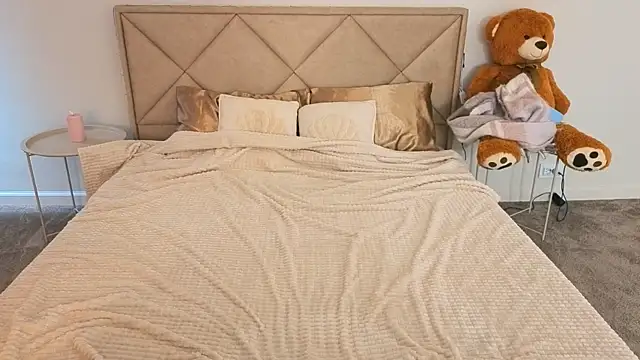 IceDanielles online show from April 7, 2026, 1:00 pm