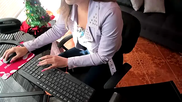 merlinaadams  online show from December 15, 2025, 2:10 pm