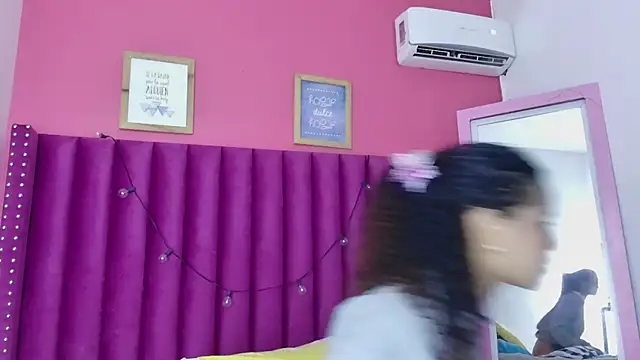 littleebonny online show from December 15, 2025, 1:04 pm