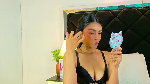 Snapshot of Holly_Brensonexx_ chatting on October 6, 2025, 2:14 pm Holly Brensonexx online show from October 6, 2025, 2:14 pm