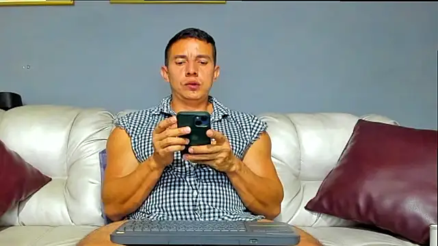 Snapshot of derekk_frostt chatting on July 11, 2026, 12:46 am derekk frostt online show from July 11, 2026, 12:46 am