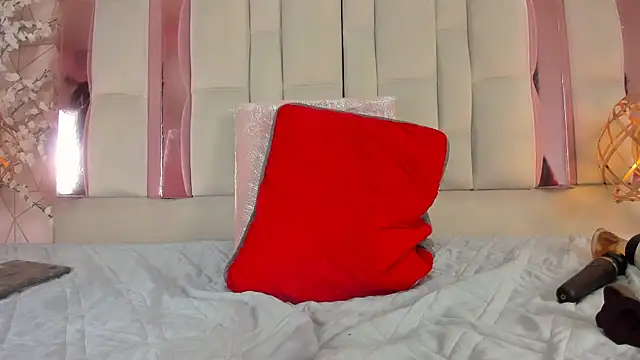 SaraMartini1 online show from December 6, 2024, 12:05 pm