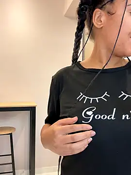 HaileyDiana online show from November 22, 2025, 1:21 pm