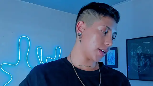 Snapshot of Aleja1214 chatting on September 22, 2025, 1:40 am Aleja1214 online show from September 22, 2025, 1:40 am