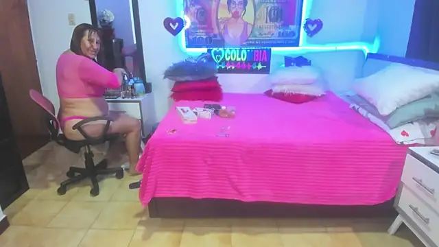 Snapshot of karenmilf_4 chatting on January 5, 2025, 1:24 am karenmilf 4 online show from January 5, 2025, 1:24 am