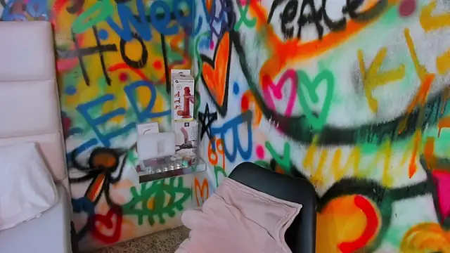 Liana Bernocchi online show from September 12, 2025, 8:20 pm