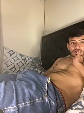 Snapshot of tom_thick chatting on December 6, 2024, 6:50 pm tom thick online show from December 6, 2024, 6:50 pm