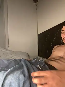 Snapshot of tom_thick chatting on January 27, 2025, 12:01 am tom thick online show from January 27, 2025, 12:01 am